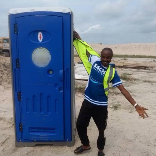 Erfolgsgeschichte eines Kunden: Tragbare Kunststofftoiletten von TOPINDUS revolutionieren die Sanitäranlagen auf nigerianischen Außenbaustellen