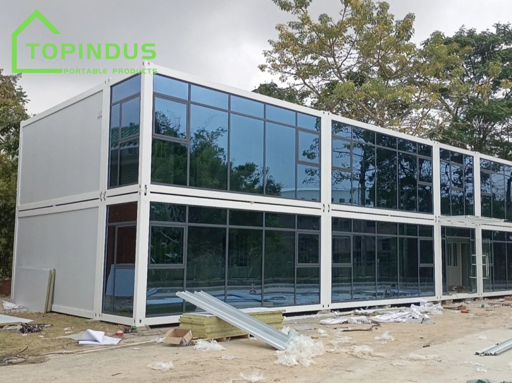 Zweistöckiges, flach verpacktes Containerhaus für Bürozwecke in Malaysia